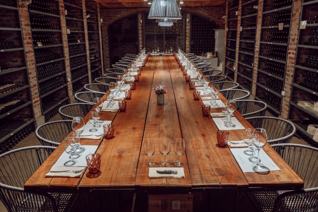 Mesa preparada en la cava de Bodega Gamboa